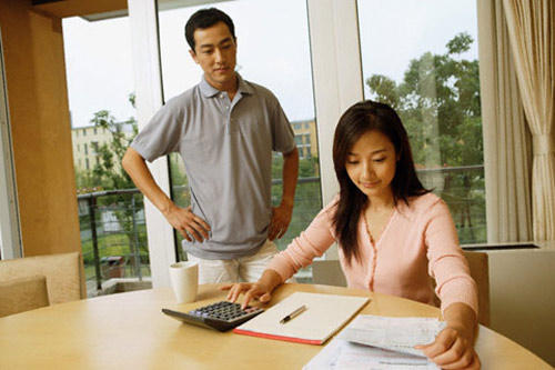 Kiếm nhiều tiền hơn chồng, vợ vẫn bị coi thường