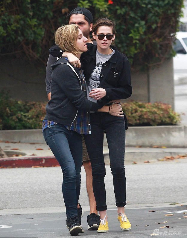 Mẹ Kristen Stewart thừa nhận con gái đồng tính