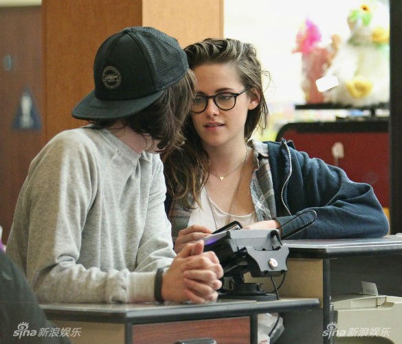 Mẹ Kristen Stewart thừa nhận con gái đồng tính