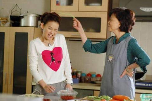 Lỡ lời, bị mẹ chồng thù cho đến chết