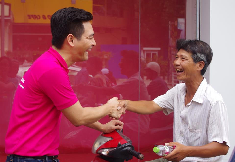 Phan Anh, Jennifer Phạm xuống đường tặng nước, khăn ướt “Giải cứu mùa hè“