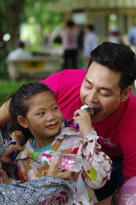 Phan Anh, Jennifer Phạm xuống đường tặng nước, khăn ướt “Giải cứu mùa hè“