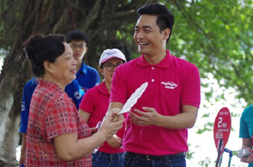 Phan Anh, Jennifer Phạm xuống đường tặng nước, khăn ướt “Giải cứu mùa hè“