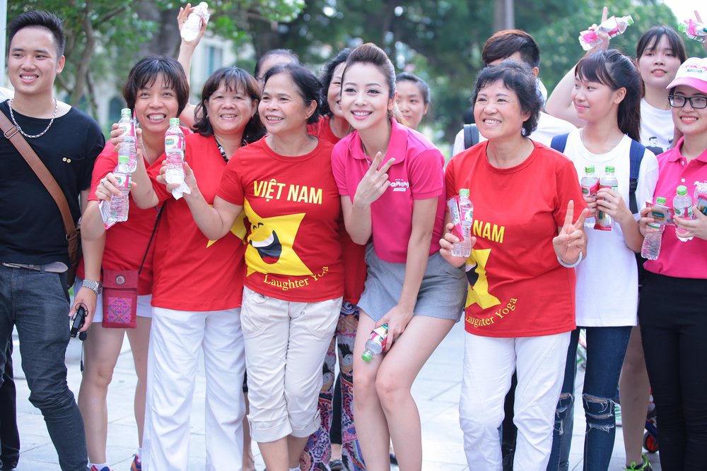 Phan Anh, Jennifer Phạm xuống đường tặng nước, khăn ướt “Giải cứu mùa hè“