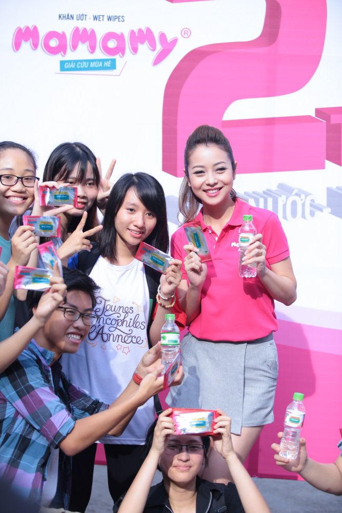 Phan Anh, Jennifer Phạm xuống đường tặng nước, khăn ướt “Giải cứu mùa hè“