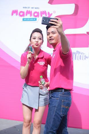 Phan Anh, Jennifer Phạm xuống đường tặng nước, khăn ướt “Giải cứu mùa hè“