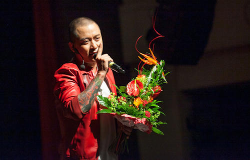 Tuấn Hưng nhập viện ở Đức 