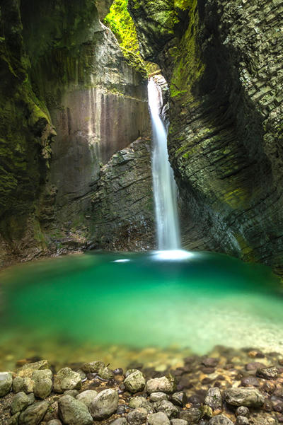 Ngắm dòng sông ngọc lục bảo đẹp nhất thế giới