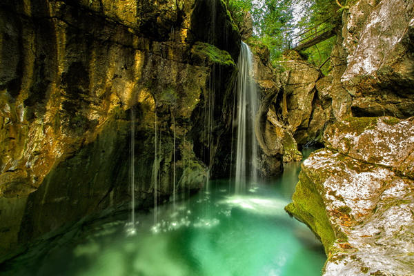 Ngắm dòng sông ngọc lục bảo đẹp nhất thế giới