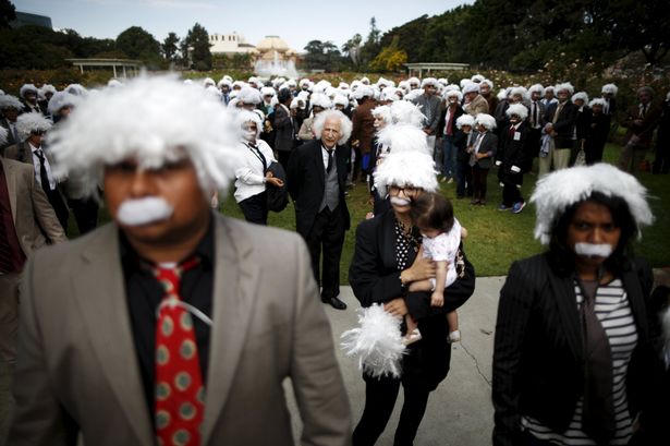 Hơn 300 ông “Einstein” xuất hiện tại Los Angeles