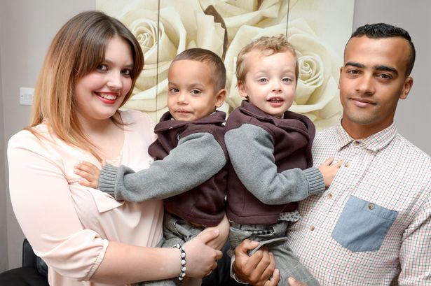 Anh em sinh đôi khác màu da - Triệu người mới có một!