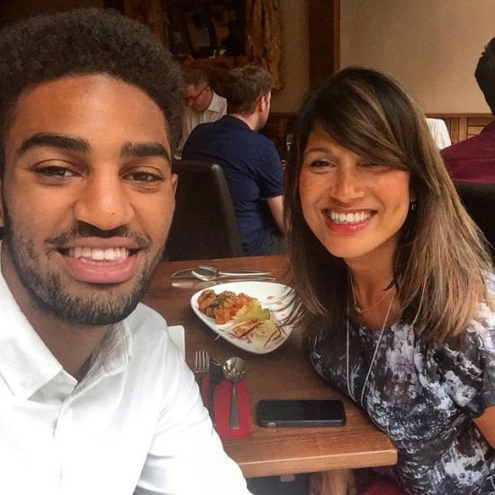 Bà mẹ tuổi 52 trẻ như bạn gái của con trai