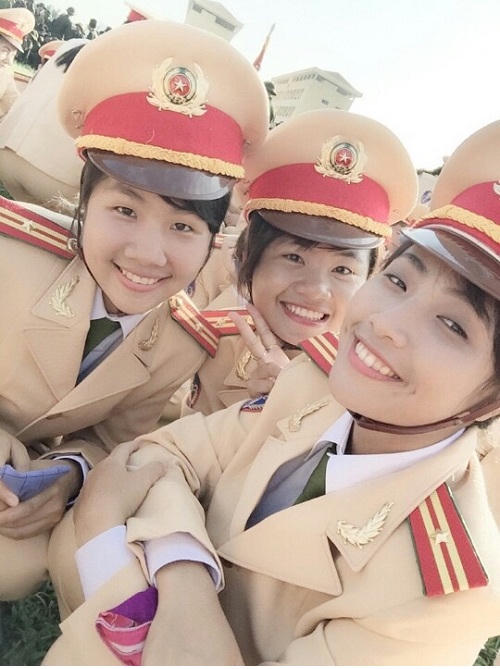 Những bóng hồng Công an nhân dân tỏa sắc dưới mặt trời