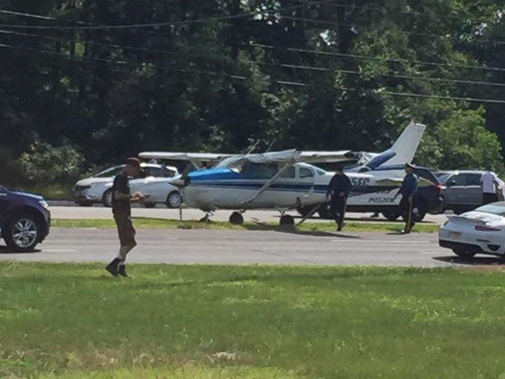 Máy bay hạ cánh khẩn cấp trên đường cao tốc