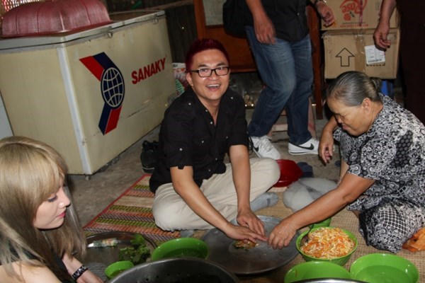 Nhận là gay cũng không được, mà trai thẳng cũng chẳng xong