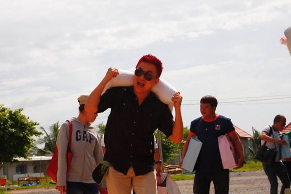 Nhận là gay cũng không được, mà trai thẳng cũng chẳng xong