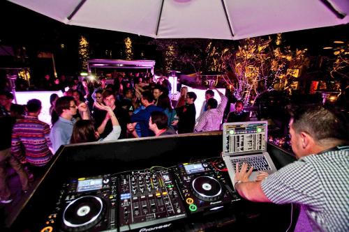 Những khu phố giải trí nổi tiếng về đêm ở Hong Kong