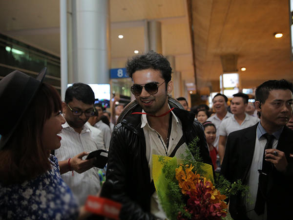 Ngôi sao “Cô dâu 8 tuổi” làm kẹt cứng sân bay Sài Gòn