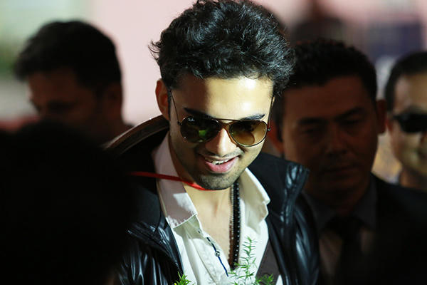 Ngôi sao “Cô dâu 8 tuổi” làm kẹt cứng sân bay Sài Gòn