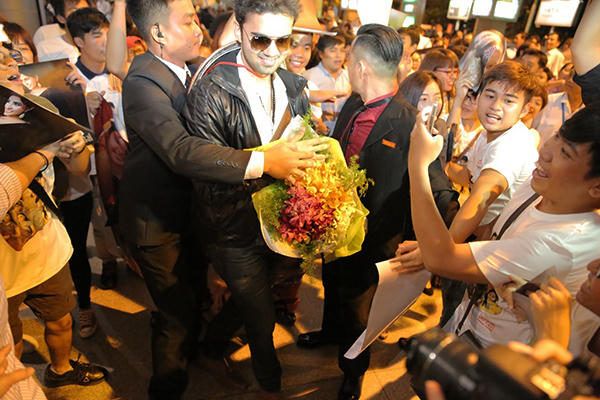 Ngôi sao “Cô dâu 8 tuổi” làm kẹt cứng sân bay Sài Gòn