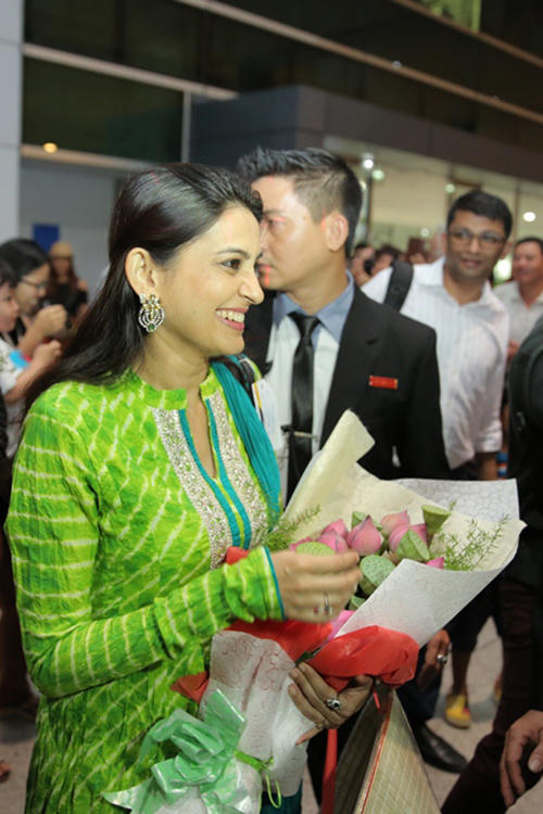 Ngôi sao “Cô dâu 8 tuổi” làm kẹt cứng sân bay Sài Gòn