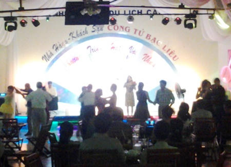 Thú vị cà phê đêm nhà “Công tử Bạc Liêu” 