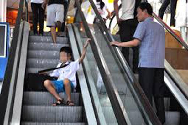 Phòng tránh tai nạn đáng tiếc do thang cuốn