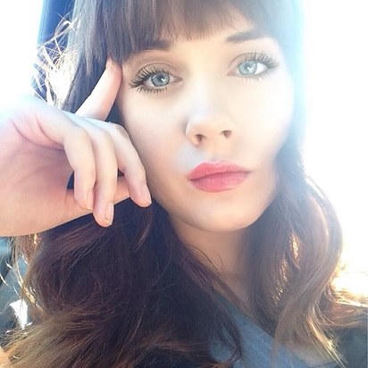 Hai cô gái xa lạ giống nhau như đúc