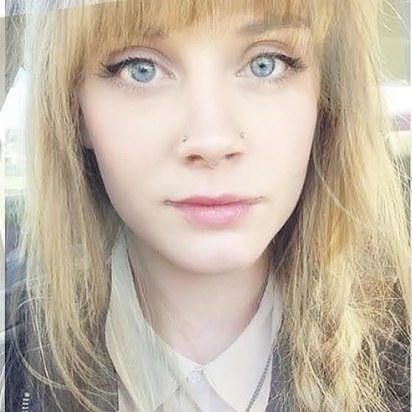 Hai cô gái xa lạ giống nhau như đúc