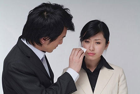 Vợ nghi chồng xin con nuôi để hợp pháp con rơi với tình cũ