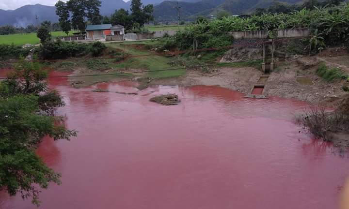 Hoang mang nhìn dòng suối “máu” bất thường ở Điện Biên