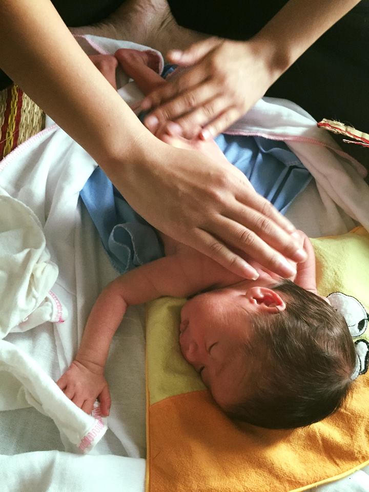 Hành trình yêu thương của cậu bé 1 tuần tuổi đã mồ côi mẹ