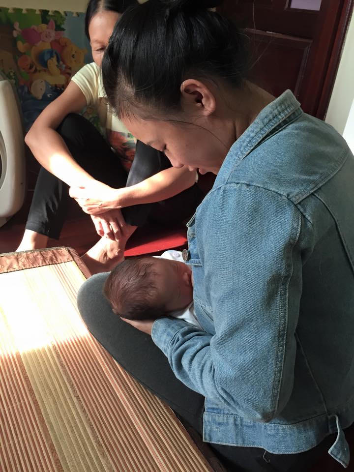 Hành trình yêu thương của cậu bé 1 tuần tuổi đã mồ côi mẹ