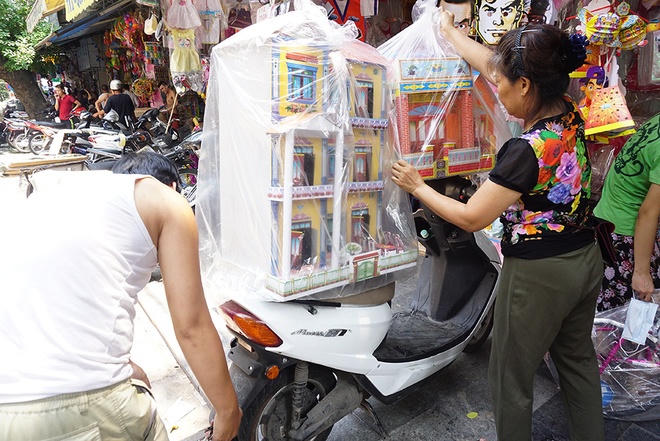 Biệt thự, ôtô, Iphone vàng mã cúng rằm tháng 7