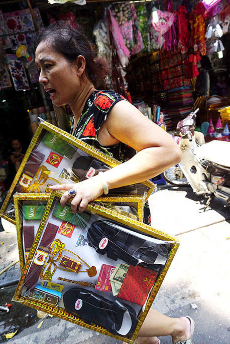 Biệt thự, ôtô, Iphone vàng mã cúng rằm tháng 7