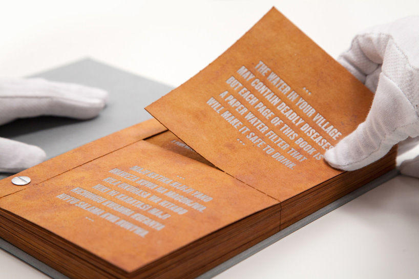 Cuốn sách lọc nước ô nhiễm thành nước sạch