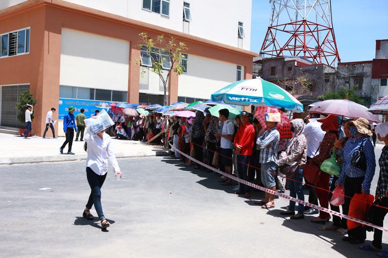 Sợ con trai "quá sức", mẹ chồng trắng đêm canh cửa phòng tân hôn