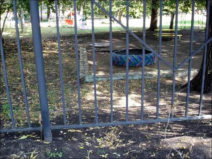 Bé 5 tuổi “đào đường hầm” trốn khỏi trường mầm non