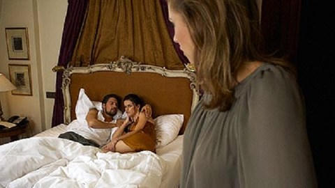 Tình địch dọa gửi “ảnh nóng” làm mất mặt chồng