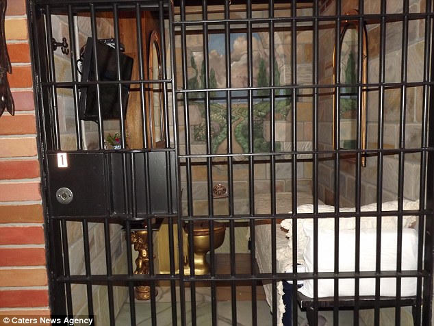 Du lịch kiểu... ngồi tù gây tò mò