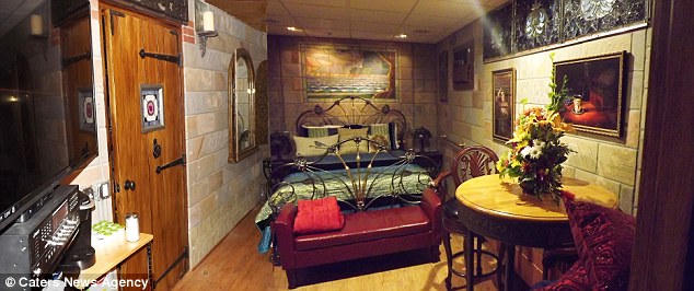 Du lịch kiểu... ngồi tù gây tò mò