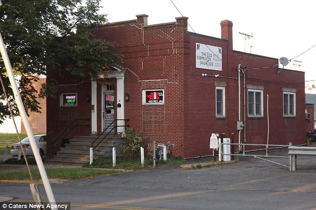 Du lịch kiểu... ngồi tù gây tò mò