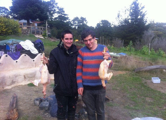 Cặp vợ chồng trải nghiệm 1 năm sống không tiền