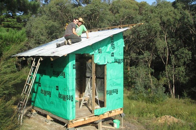 Cặp vợ chồng trải nghiệm 1 năm sống không tiền