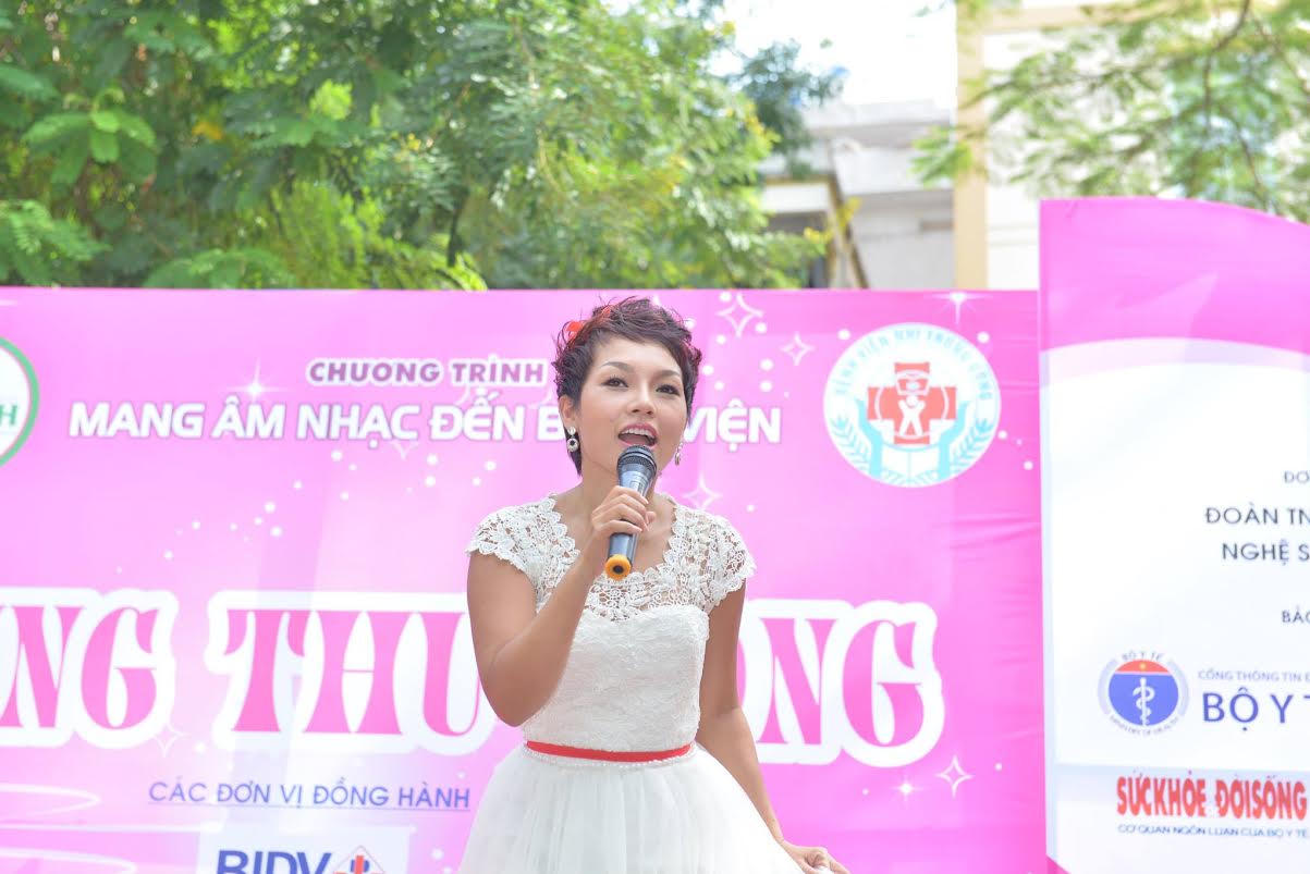 Bảo Trâm Idol mang Trung thu Hồng tới các bệnh nhi