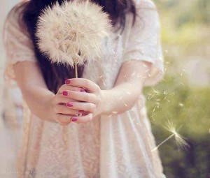 Cô bé hàng xóm và lỗ hổng trên tường