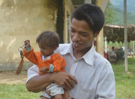 Ngày đầu tiên đi học lớp 1 của cậu bé tí hon cao 50cm