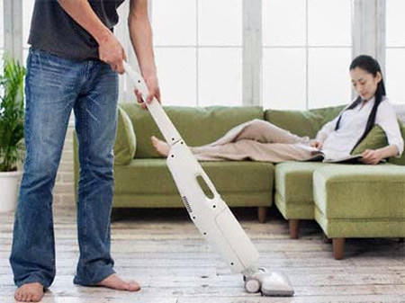 Chồng phó giám đốc bị vợ ép làm việc nhà hùng hục