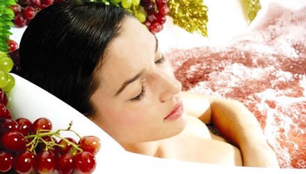 Chết sững khi chứng kiến cảnh chồng chăm sóc “vợ lẽ“