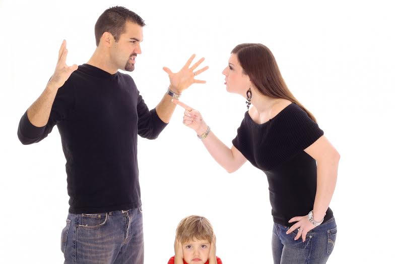 Hành hạ con trai để níu chồng ngoại quốc